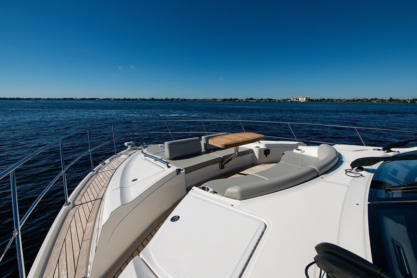 Bow lounge with backrests facing the horizon