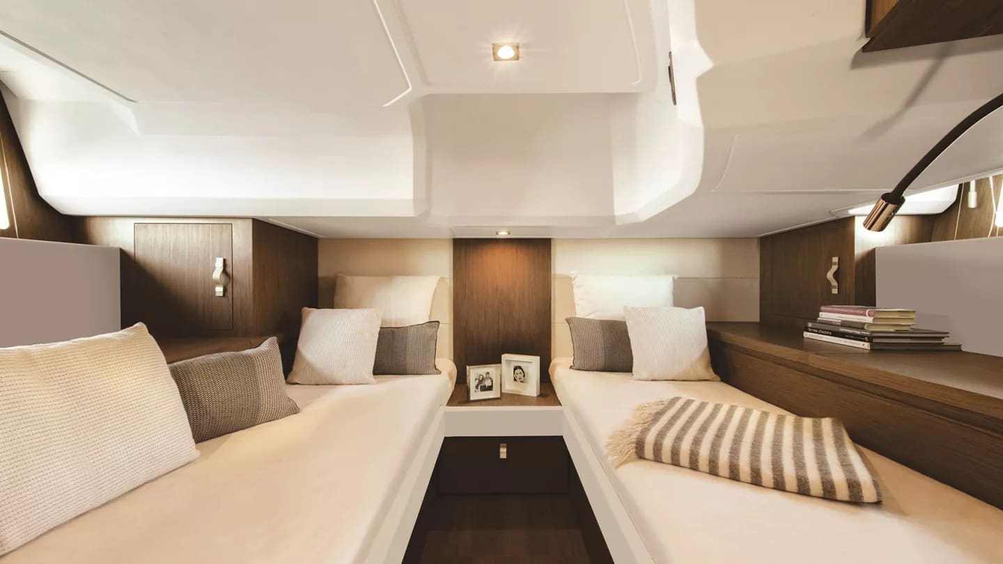 Guest cabin with twin berths aboard the Gran Turismo 40